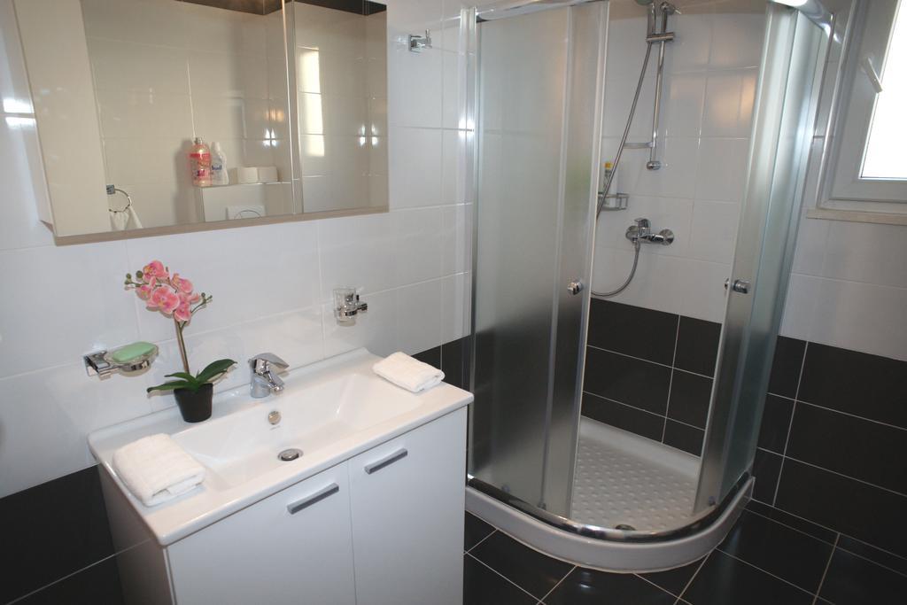 White Residence Luxury Apartments Sarandë Værelse billede