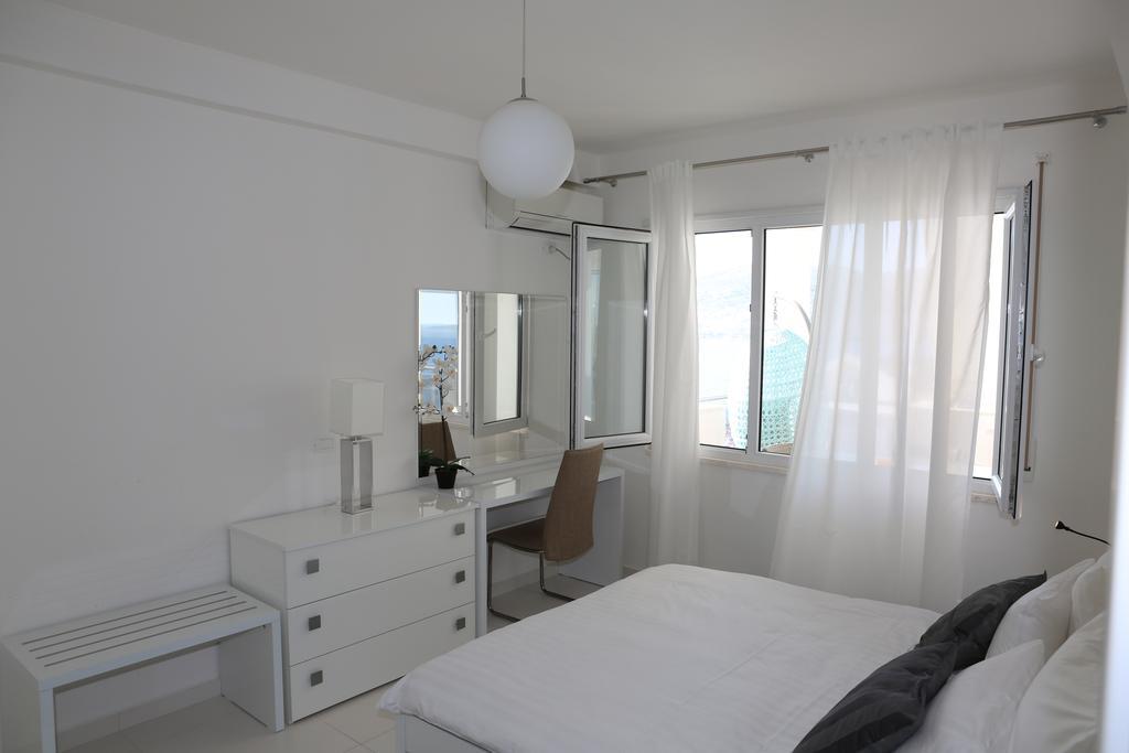 White Residence Luxury Apartments Sarandë Værelse billede